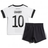 Dječji Nogometni Dres Njemačka Serge Gnabry #10 Domaci SP 2022 Kratak Rukav (+ Kratke hlače)